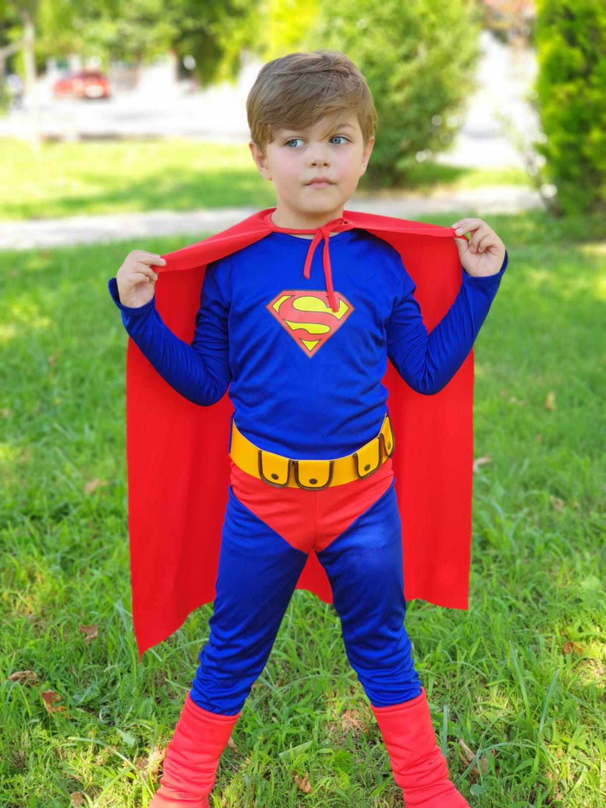 : Pelerinli erkek çocuk Superman kostümü seti - arka plan çim alanda duran çocuk