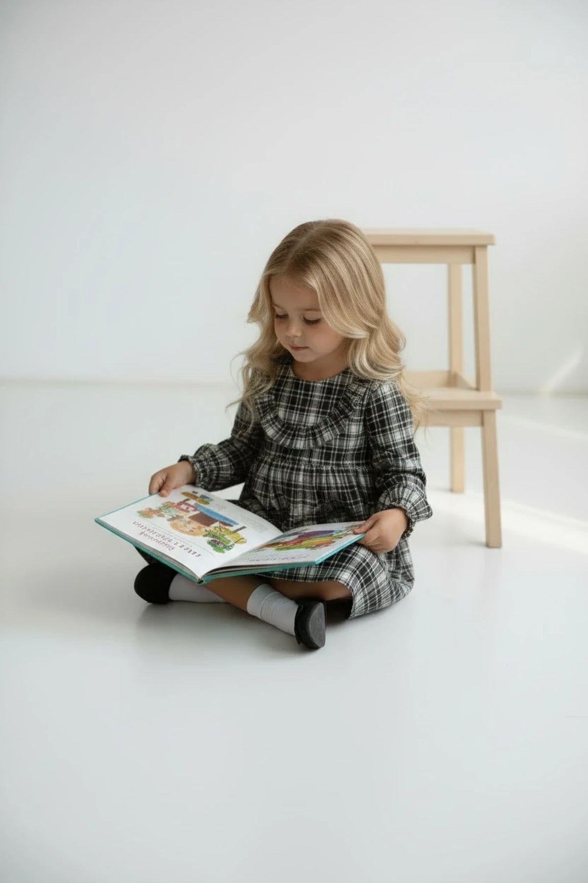Siyah beyaz ekose kız çocuk elbisesi - kitap okurken